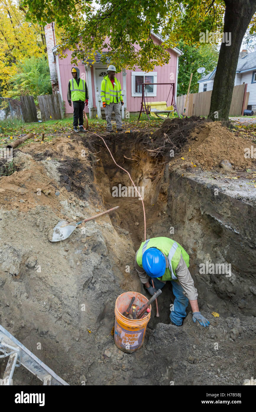 Flint, Michigan, USA. 3 novembre, 2016. Remplacement à grande échelle de plomb et l'acier galvanisé lignes de service de l'eau commence. La ville espère remplacer des canalisations à 800 maisons à l'automne. L'approvisionnement en eau du silex ont été contaminés par le plomb après des fonctionnaires de l'Etat a décidé en 2014 de prendre la ville, l'eau potable de la rivière Flint sans traitement adéquat. Crédit : Jim West/Alamy Live News Banque D'Images
