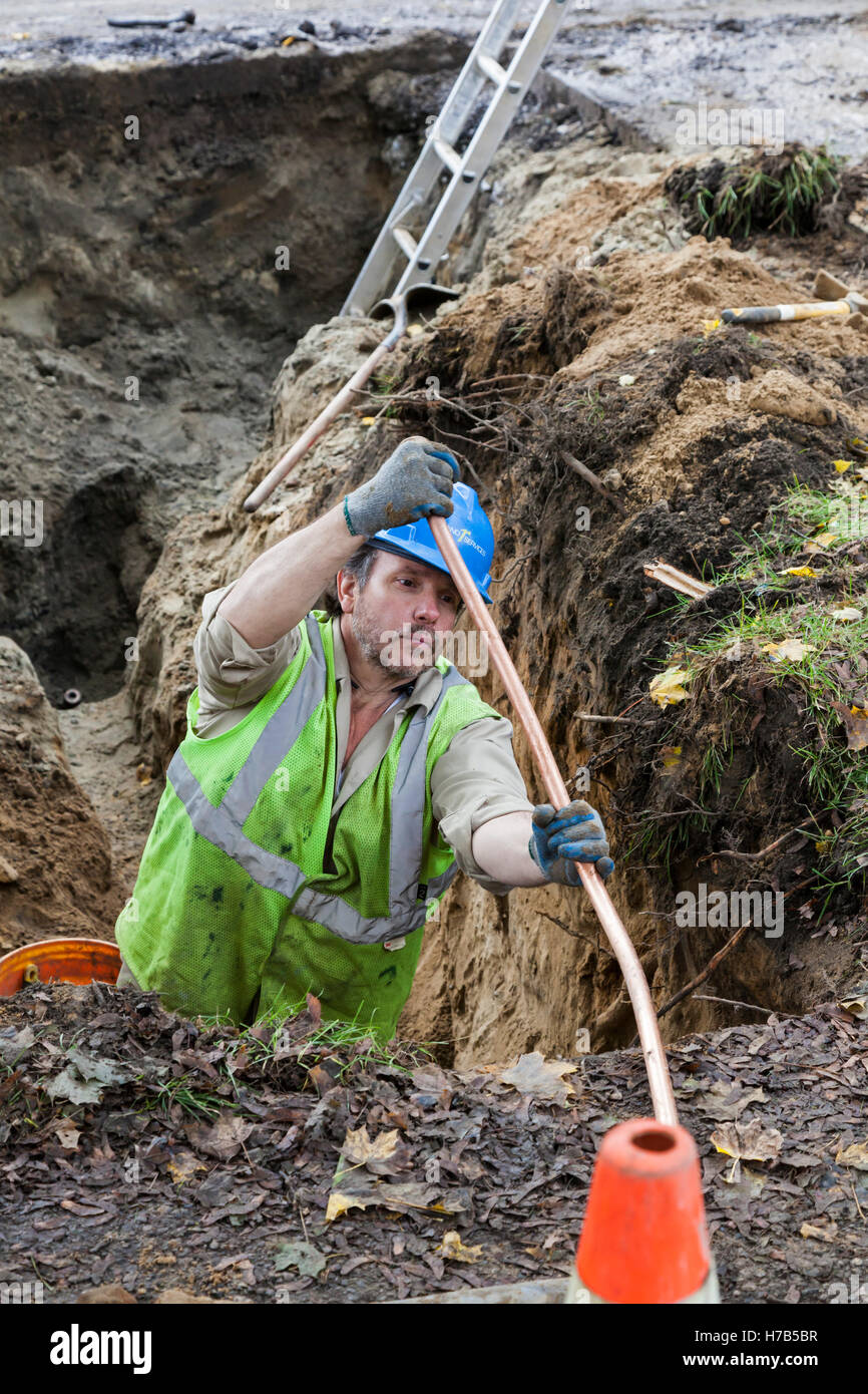 Flint, Michigan, USA. 3 novembre, 2016. Remplacement à grande échelle de plomb et l'acier galvanisé lignes de service de l'eau commence. La ville espère remplacer des canalisations à 800 maisons à l'automne. L'approvisionnement en eau du silex ont été contaminés par le plomb après des fonctionnaires de l'Etat a décidé en 2014 de prendre la ville, l'eau potable de la rivière Flint sans traitement adéquat. Crédit : Jim West/Alamy Live News Banque D'Images