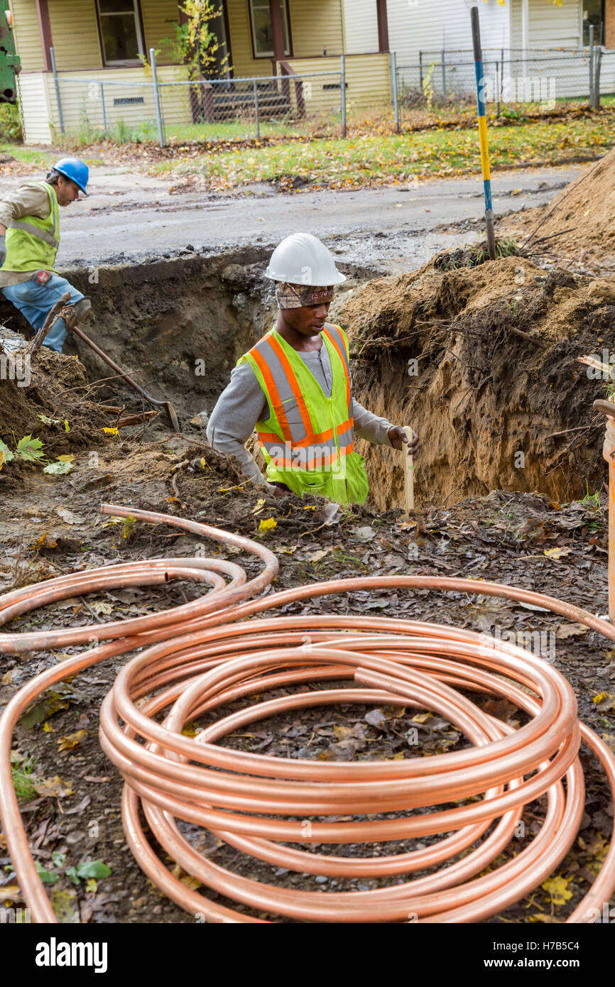 Flint, Michigan, USA. 3 novembre, 2016. Remplacement à grande échelle de plomb et l'acier galvanisé lignes de service de l'eau commence. La ville espère remplacer des canalisations à 800 maisons à l'automne. L'approvisionnement en eau du silex ont été contaminés par le plomb après des fonctionnaires de l'Etat a décidé en 2014 de prendre la ville, l'eau potable de la rivière Flint sans traitement adéquat. Crédit : Jim West/Alamy Live News Banque D'Images