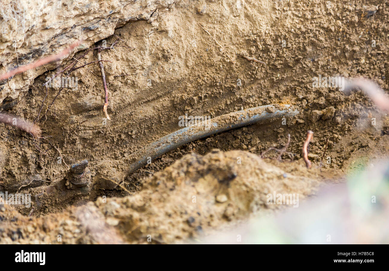 Flint, Michigan, USA. 3 novembre, 2016. Une gamme de services de l'eau de plomb sur le point d'être remplacé. Remplacement du plomb à grande échelle et les tuyaux en acier galvanisé a commencé. La ville espère remplacer des canalisations à 800 maisons à l'automne. L'approvisionnement en eau du silex ont été contaminés par le plomb après des fonctionnaires de l'Etat a décidé en 2014 de prendre la ville, l'eau potable de la rivière Flint sans traitement adéquat. Crédit : Jim West/Alamy Live News Banque D'Images