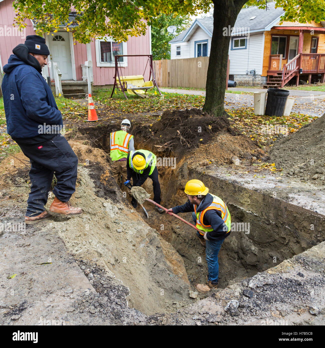 Flint, Michigan, USA. 3 novembre, 2016. Remplacement à grande échelle de plomb et l'acier galvanisé lignes de service de l'eau commence. La ville espère remplacer des canalisations à 800 maisons à l'automne. L'approvisionnement en eau du silex ont été contaminés par le plomb après des fonctionnaires de l'Etat a décidé en 2014 de prendre la ville, l'eau potable de la rivière Flint sans traitement adéquat. Crédit : Jim West/Alamy Live News Banque D'Images