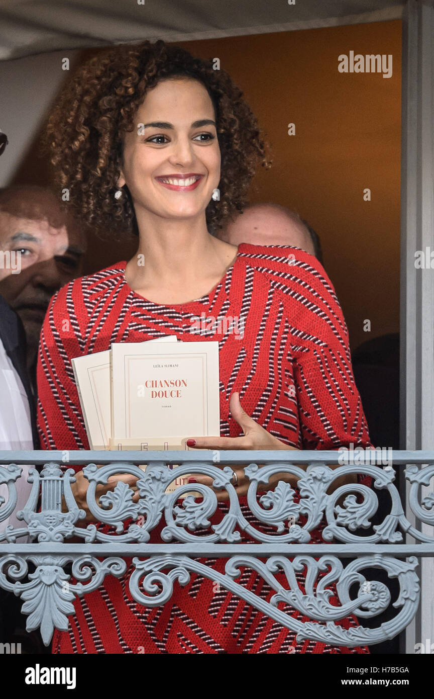 Paris, France. 29Th sep 2016. L'écrivain French-Moroccan Leila Slimani sourit au restaurant Drouant après avoir remporté le prix Goncourt 2016 avec 'Chanson douce' ('Sweet Song'), à Paris, France, le 3 novembre 2016. L'écrivain French-Moroccan Leila Slimani a remporté le prestigieux prix littéraire en France, le Prix Goncourt, les organisateurs ont annoncé jeudi. © John Fiddler/Xinhua/Alamy Live News Banque D'Images