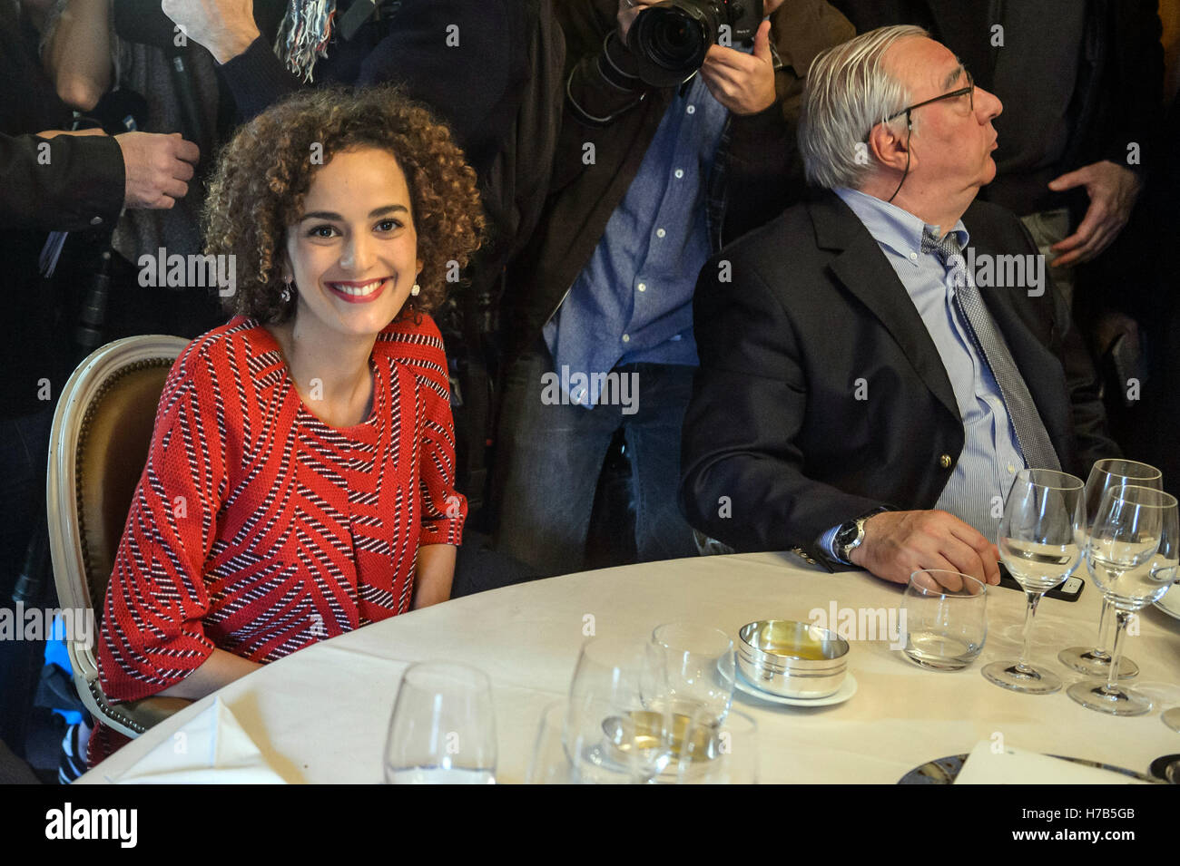 Paris, France. 29Th sep 2016. L'écrivain French-Moroccan Leila Slimani (L) sourit à la restaurant Drouant après qu'elle a reçu le prix Goncourt 2016 avec 'Chanson douce' ('Sweet Song'), à Paris, France, le 3 novembre 2016. L'écrivain French-Moroccan Leila Slimani a remporté le prestigieux prix littéraire en France, le Prix Goncourt, les organisateurs ont annoncé jeudi. © John Fiddler/Xinhua/Alamy Live News Banque D'Images