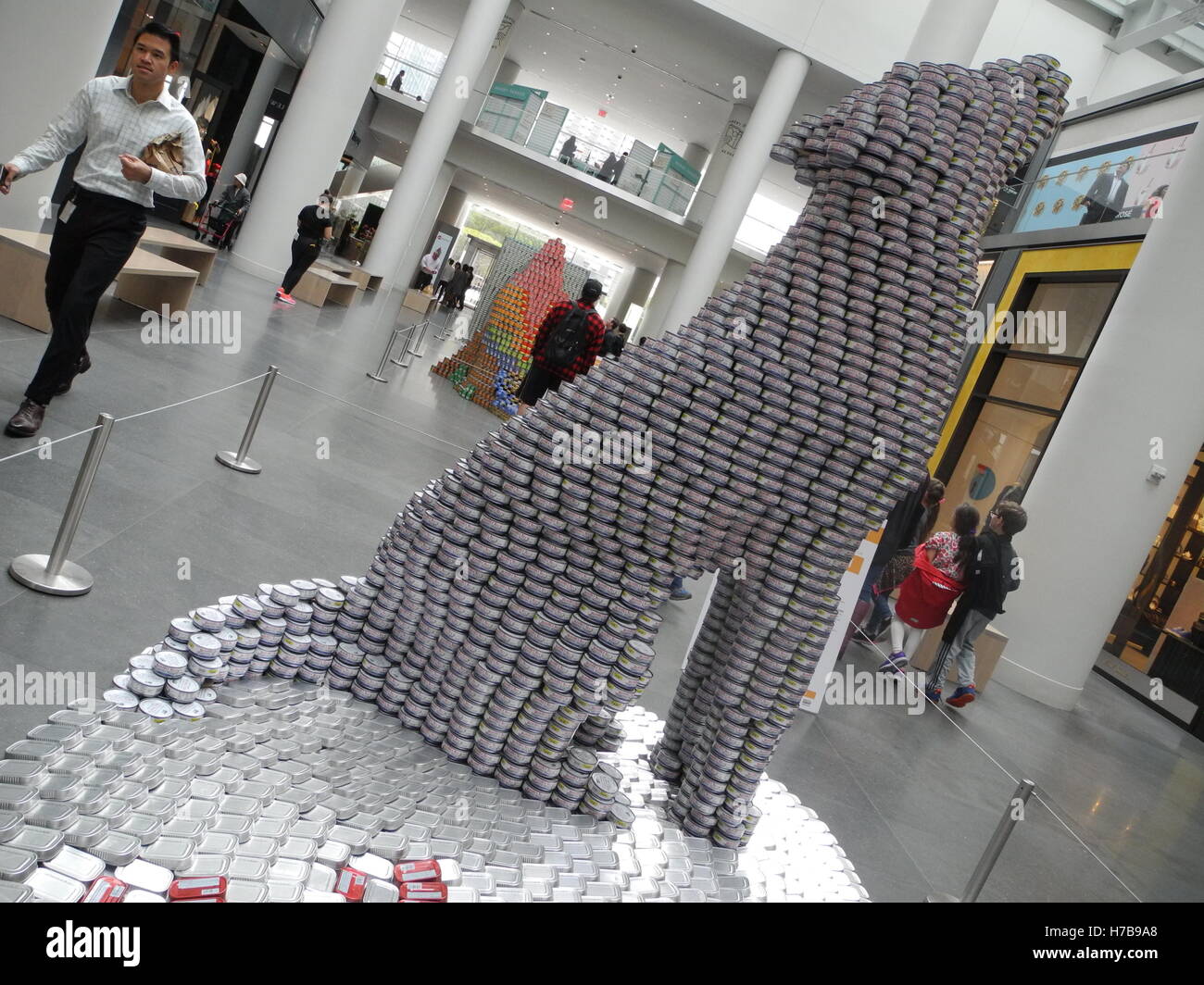 New York, États-Unis. 29Th sep 2016. Le can-sculpture 'Hungry Like The Wolf" peut être vu à l'exposition 'Canstruction' à New York, États-Unis, 3 novembre 2016. PHOTO : JOHANNES SCHMITT-TEGGE/dpa/Alamy Live News Banque D'Images