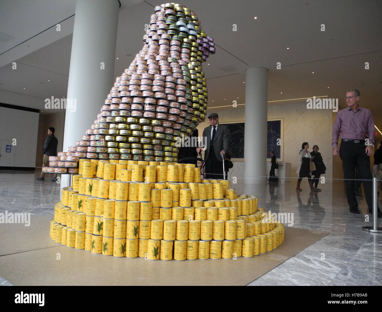 New York, États-Unis. 29Th sep 2016. Le can-sculpture 'Pidgey à picorer à la faim" peut être vu à l'exposition 'Canstruction' à New York, États-Unis, 3 novembre 2016. PHOTO : JOHANNES SCHMITT-TEGGE/dpa/Alamy Live News Banque D'Images