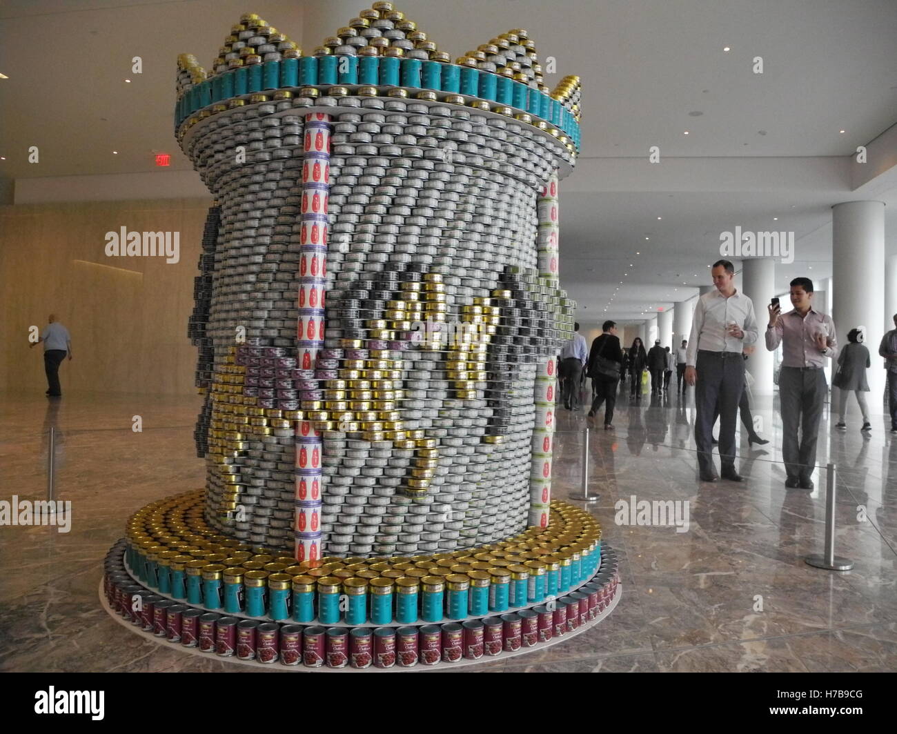 New York, États-Unis. 29Th sep 2016. Le can-sculpture 'ce qui se passe autour, les boîtes autour de" peut être vu à l'exposition 'Canstruction' à New York, États-Unis, 3 novembre 2016. PHOTO : JOHANNES SCHMITT-TEGGE/dpa/Alamy Live News Banque D'Images