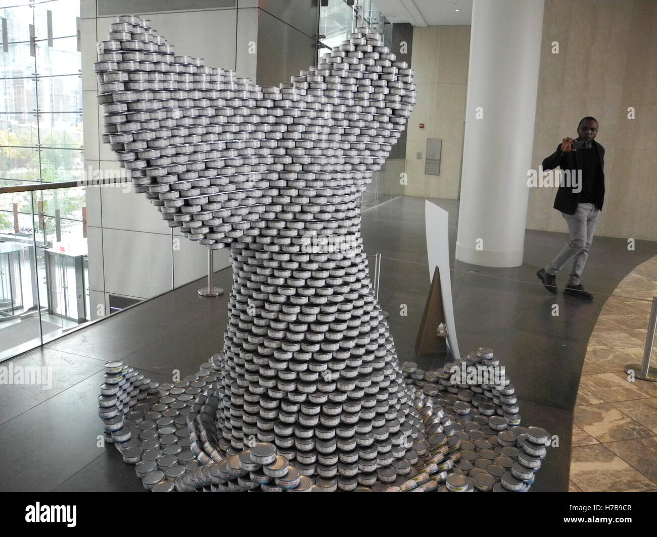 New York, États-Unis. 29Th sep 2016. Le can-sculpture 'une baleine d'une idée" peut être vu à l'exposition 'Canstruction' à New York, États-Unis, 3 novembre 2016. PHOTO : JOHANNES SCHMITT-TEGGE/dpa/Alamy Live News Banque D'Images