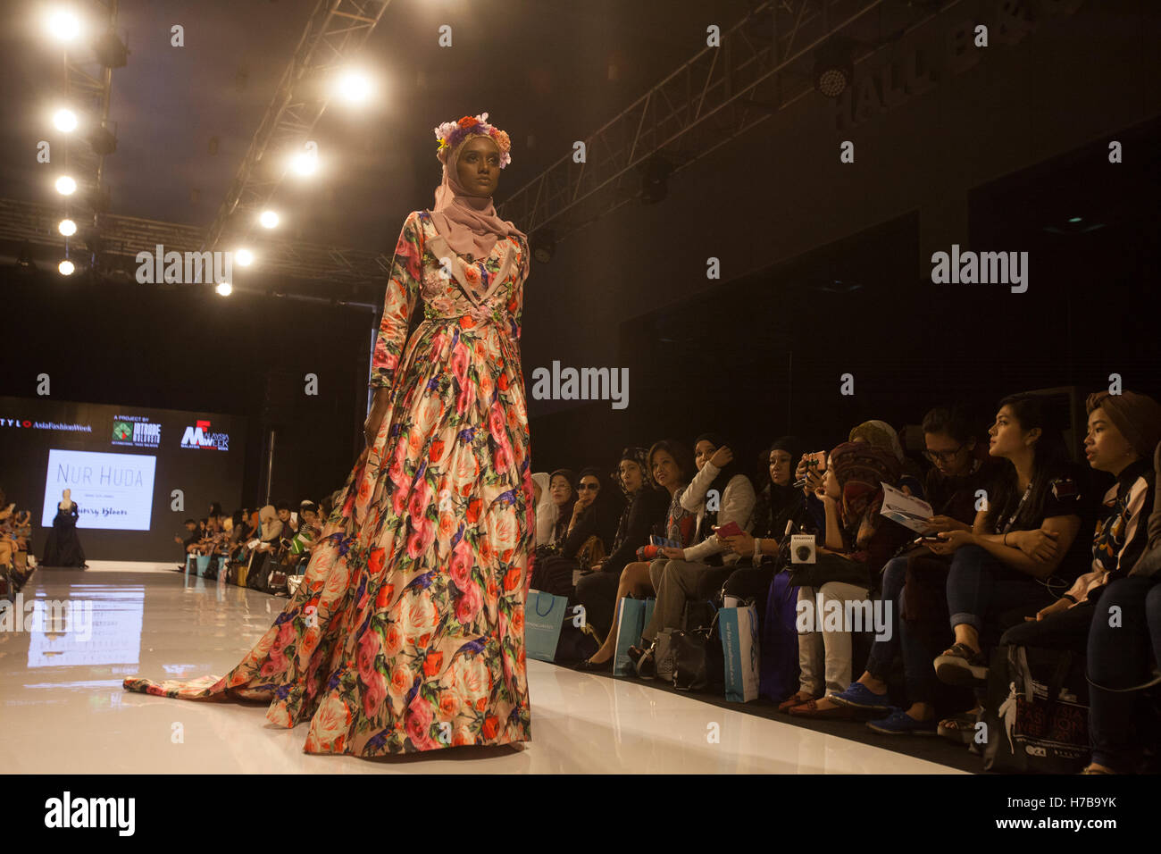 Kuala Lumpur, Malaisie. 3 novembre, 2016. Un modèle marche sur la piste pendant le lancement d'une modeste collection de mode à la Fashion Week de la Malaisie à Kuala Lumpur, Malaisie. Mode modeste est le plus rapide de la direction générale de l'industrie de la mode. Alexandra Radu/Alamy Live News Banque D'Images