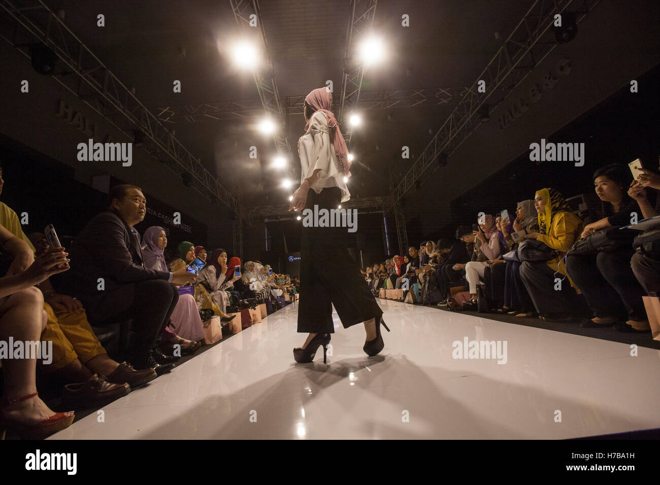 Kuala Lumpur, Malaisie. 3 novembre, 2016. Un modèle marche sur la piste pendant le lancement d'une modeste collection de mode à la Fashion Week de la Malaisie à Kuala Lumpur, Malaisie. Mode modeste est le plus rapide de la direction générale de l'industrie de la mode. Alexandra Radu/Alamy Live News Banque D'Images