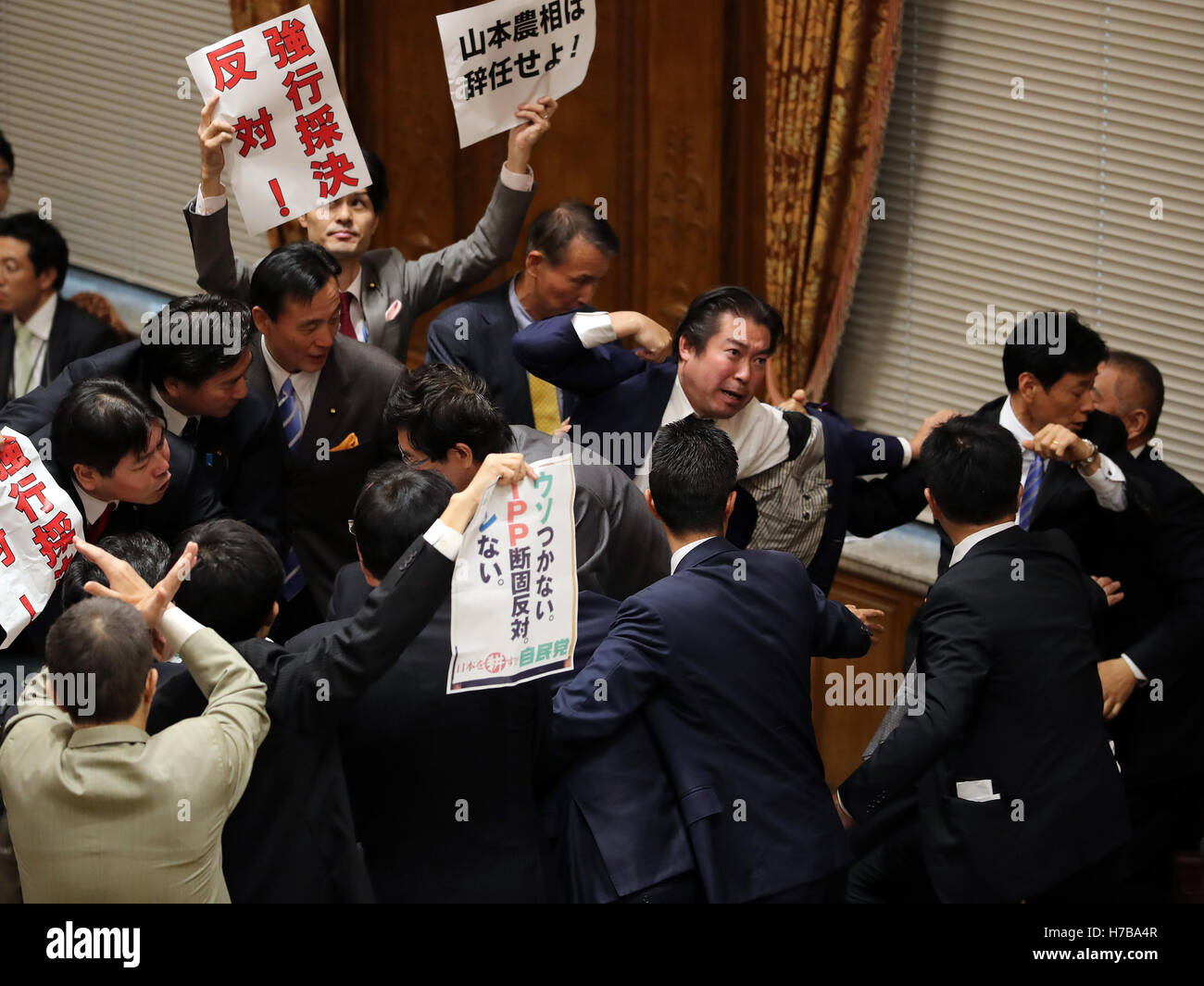 Tokyo, Japon. 4ème Nov, 2016. Les législateurs de l'opposition du Japon Ryu Shionoya entourent le président de la Chambre basse du comité ad hoc Tarns Pacific Partnership (PPT) échange à la Diète nationale à Tokyo, le vendredi 4 novembre 2016. Partis au pouvoir a adopté le projet de loi de la PPT lors de la session du comité tandis que les partis de l'opposition se sont opposés. Credit : Yoshio Tsunoda/AFLO/Alamy Live News Banque D'Images