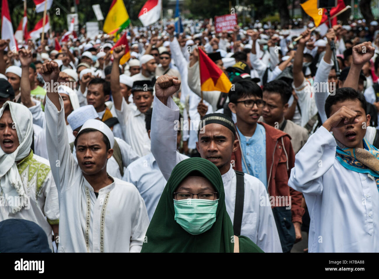 Jakarta, Indonésie. 4ème Nov, 2016. Les manifestants musulmans indonésiens d'assister à une démonstration à Jakarta, Indonésie, Novembre 4, 2016. Des dizaines de milliers de musulmans de la ligne dure à l'Indonésie en vue du carré de Monas à Jakarta le vendredi, exigeant l'exécution légale contre Basuki Tjahaja Purnama, Gouverneur de Jakarta le titulaire qui a été accusé de faire des commentaires sur le Coran blasphématoire. Credit : Zulkarnain/Xinhua/Alamy Live News Banque D'Images