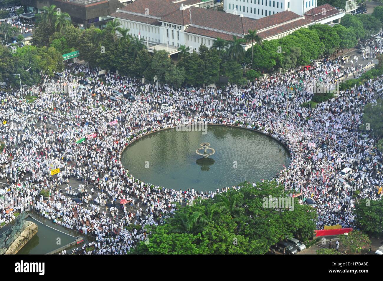 Jakarta, Indonésie. 4ème Nov, 2016. Les manifestants musulmans indonésiens d'assister à une démonstration à Jakarta, Indonésie, Novembre 4, 2016. Des dizaines de milliers de musulmans de la ligne dure à l'Indonésie en vue du carré de Monas à Jakarta le vendredi, exigeant l'exécution légale contre Basuki Tjahaja Purnama, Gouverneur de Jakarta le titulaire qui a été accusé de faire des commentaires sur le Coran blasphématoire. Credit : Zulkarnain/Xinhua/Alamy Live News Banque D'Images