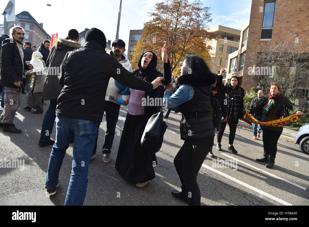 Stuttgart, Allemagne. 4ème Nov, 2016. Une femme crier sur les policiers tout en étant retenus par les manifestants pendant une manifestation kurde près du consulat de Turquie à Stuttgart, Allemagne, 4 novembre 2016. Les Kurdes se sont réunis dans la ville pour protester contre Erdogan et à la libération des prisonniers politiques en Turquie. PHOTO : LINO MIRGELER/dpa/Alamy Live News Banque D'Images