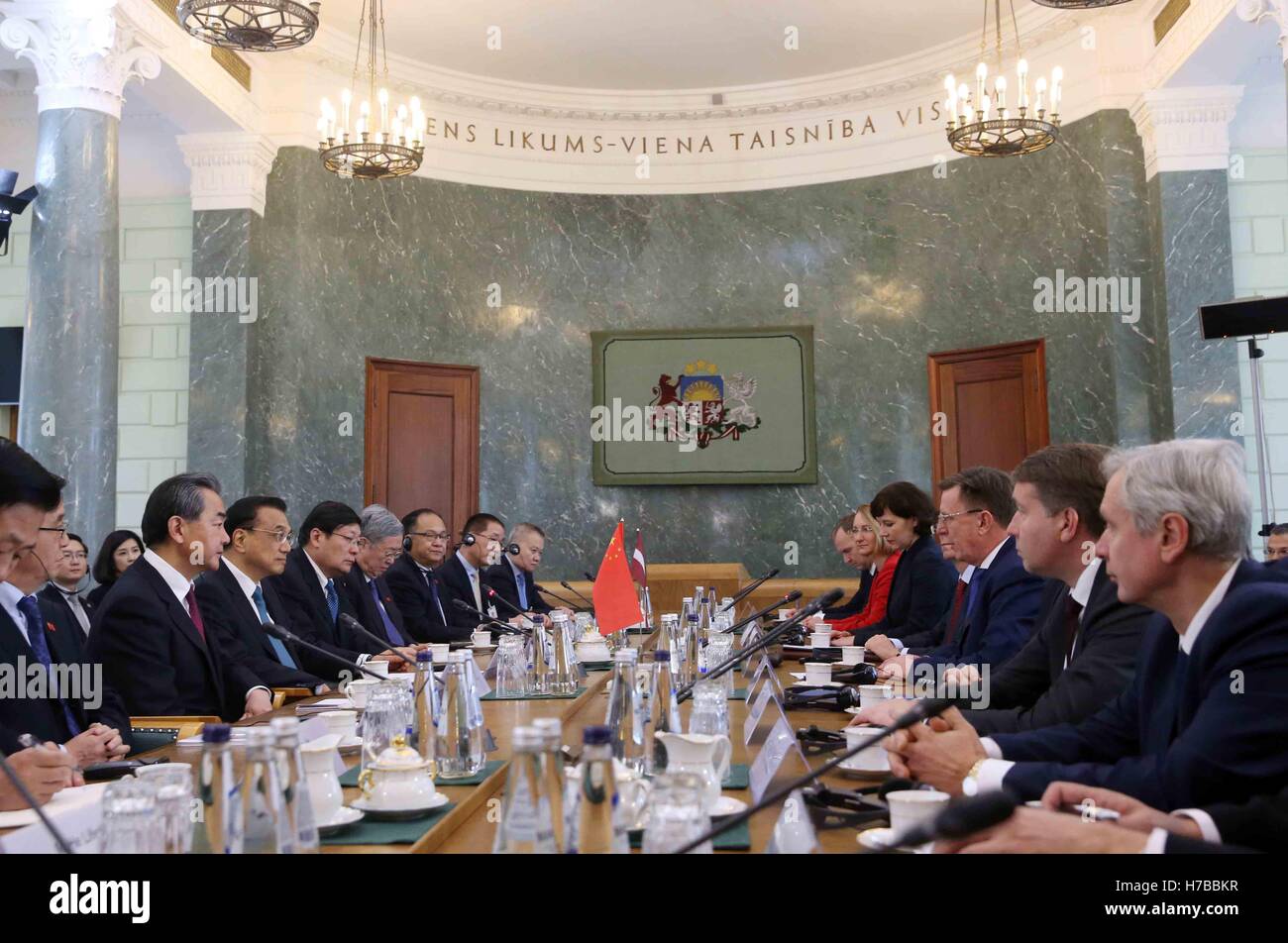 Riga, Lettonie. 4ème Nov, 2016. Le Premier ministre chinois Li Keqiang s'entretient avec son homologue letton Maris Kucinskis à Riga, Lettonie, 4 novembre 2016. Credit : Liu Weibing/Xinhua/Alamy Live News Banque D'Images