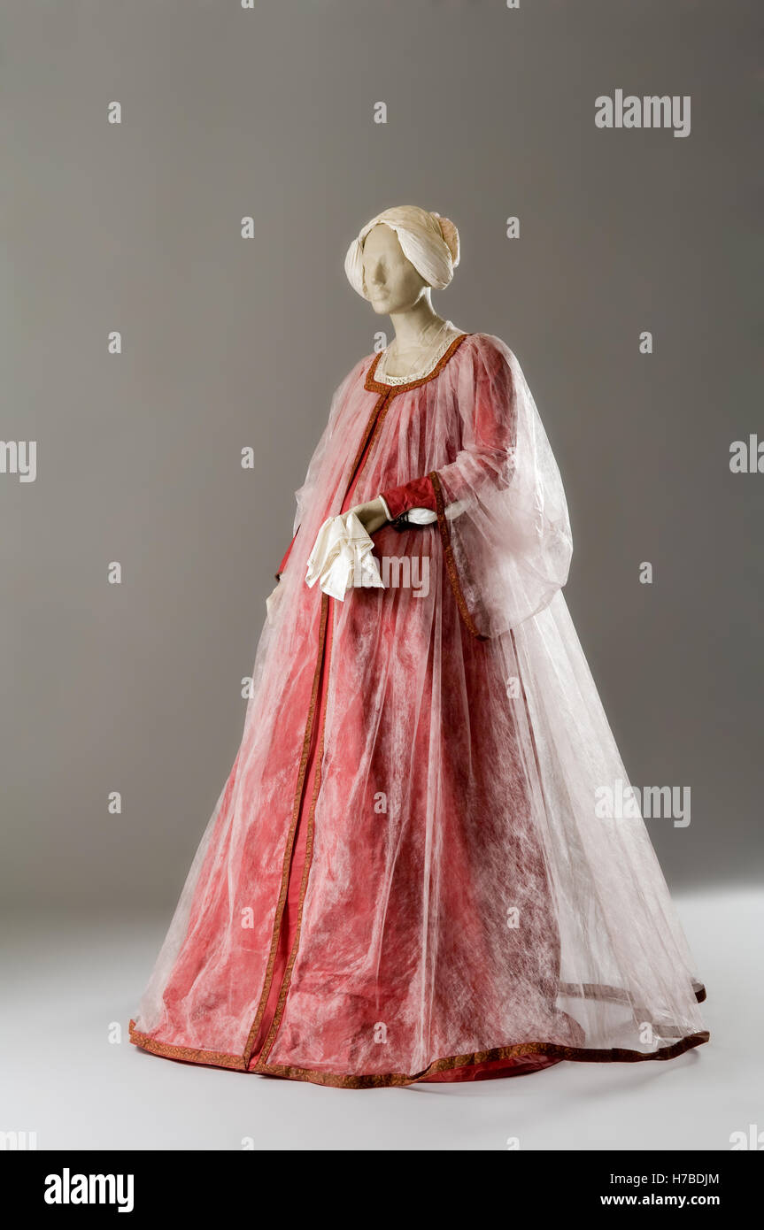 Papier rouge pleine longueur robe avec cape vaporeuse, réplique historique, par Isabelle de Borchgrave Banque D'Images