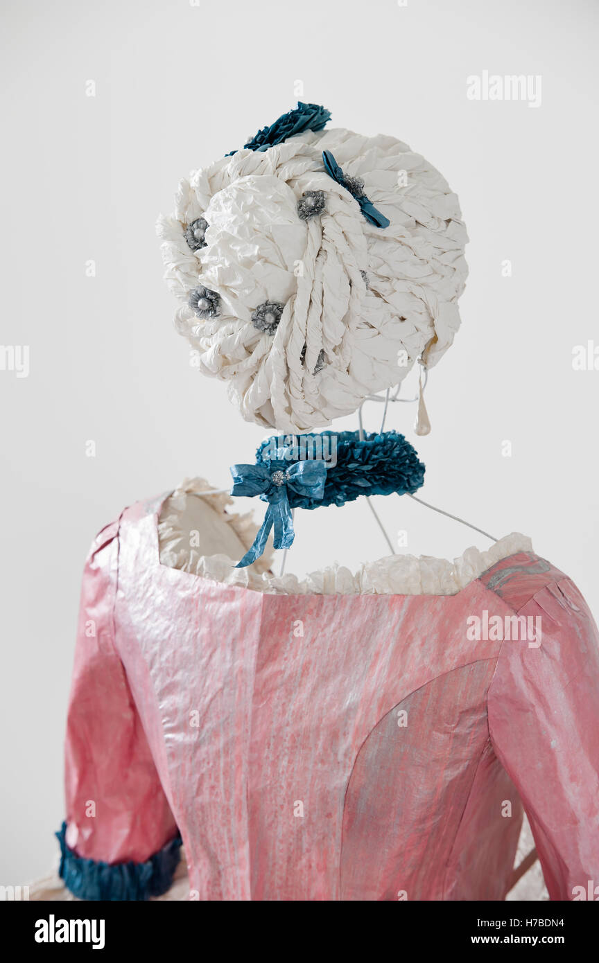 Bijoux de cheveux bijoux et des cols bleus, réplique historique garmets papier, par Isabelle de Borchgrave Banque D'Images