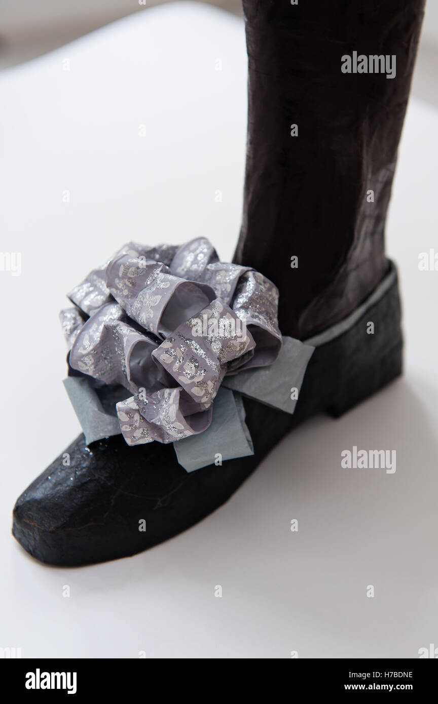 Chaussure noire avec bow lilas, réplique historique chaussures de papier, par Isabelle de Borchgrave Banque D'Images
