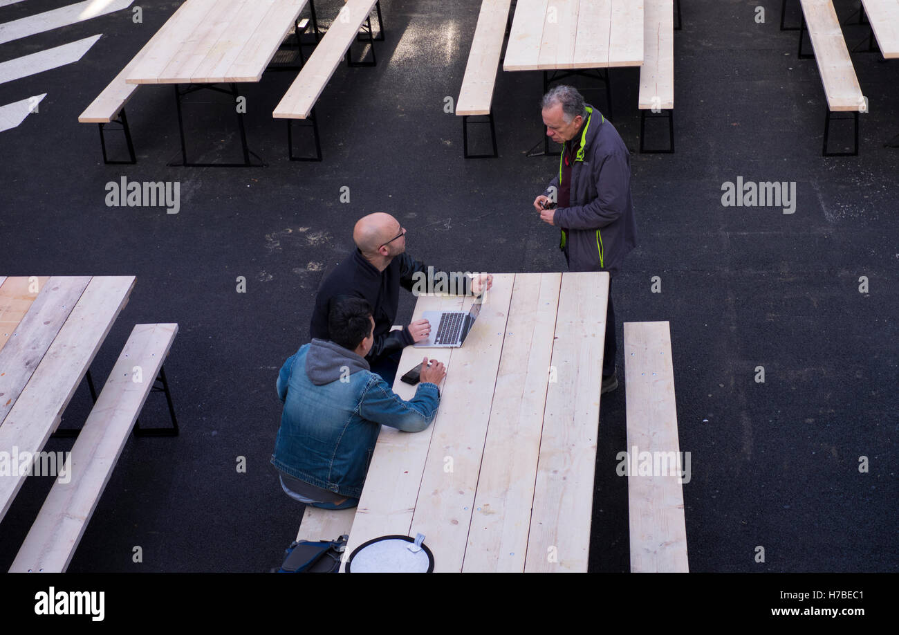 Mais Boxpark nouvellement ouvert non fini pop-up mall street vente de nourriture et boissons en Croydon Greater London United Kingdom Banque D'Images