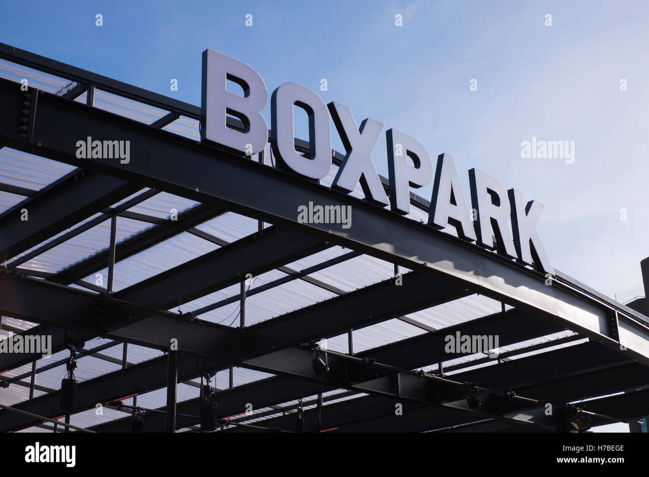 Mais Boxpark nouvellement ouvert non fini pop-up mall street vente de nourriture et boissons en Croydon Greater London United Kingdom Banque D'Images