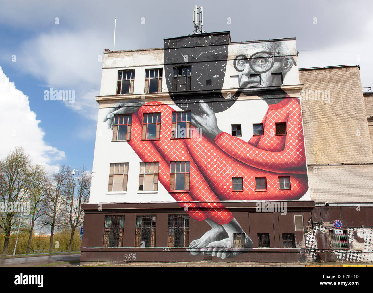 D'immenses graffitis sur un côté du bâtiment industriels abandonnés dans la ville de Kaunas (Lituanie). Banque D'Images