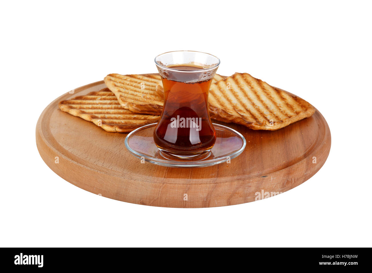 Du pain grillé brûlé et un plateau sur planche de bois, isolé sur fond ...