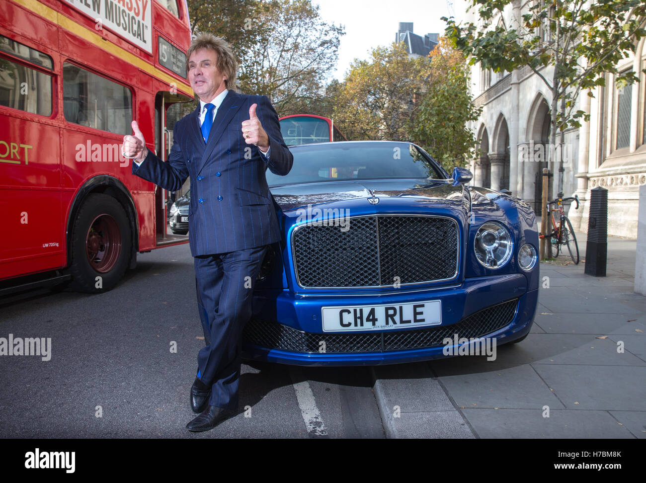 Gérant de Pimlico plombiers,Charlie Mullins,donne le feu vert après que les juges ont donné leur verdict sur l'affaire Brexit Banque D'Images