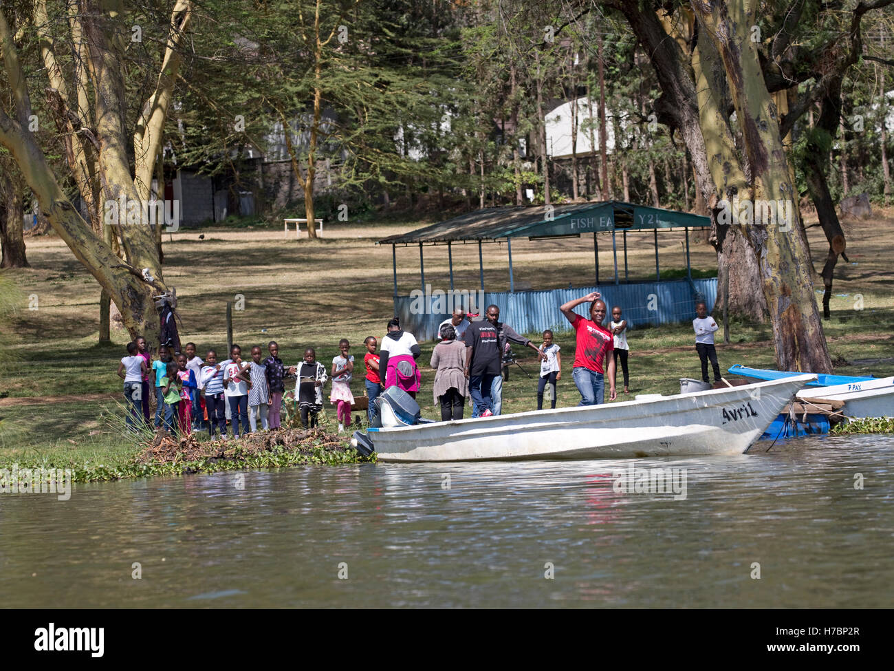 Les enfants africains sur le point de partir en bateau pour le lac Naivasha au Kenya Banque D'Images
