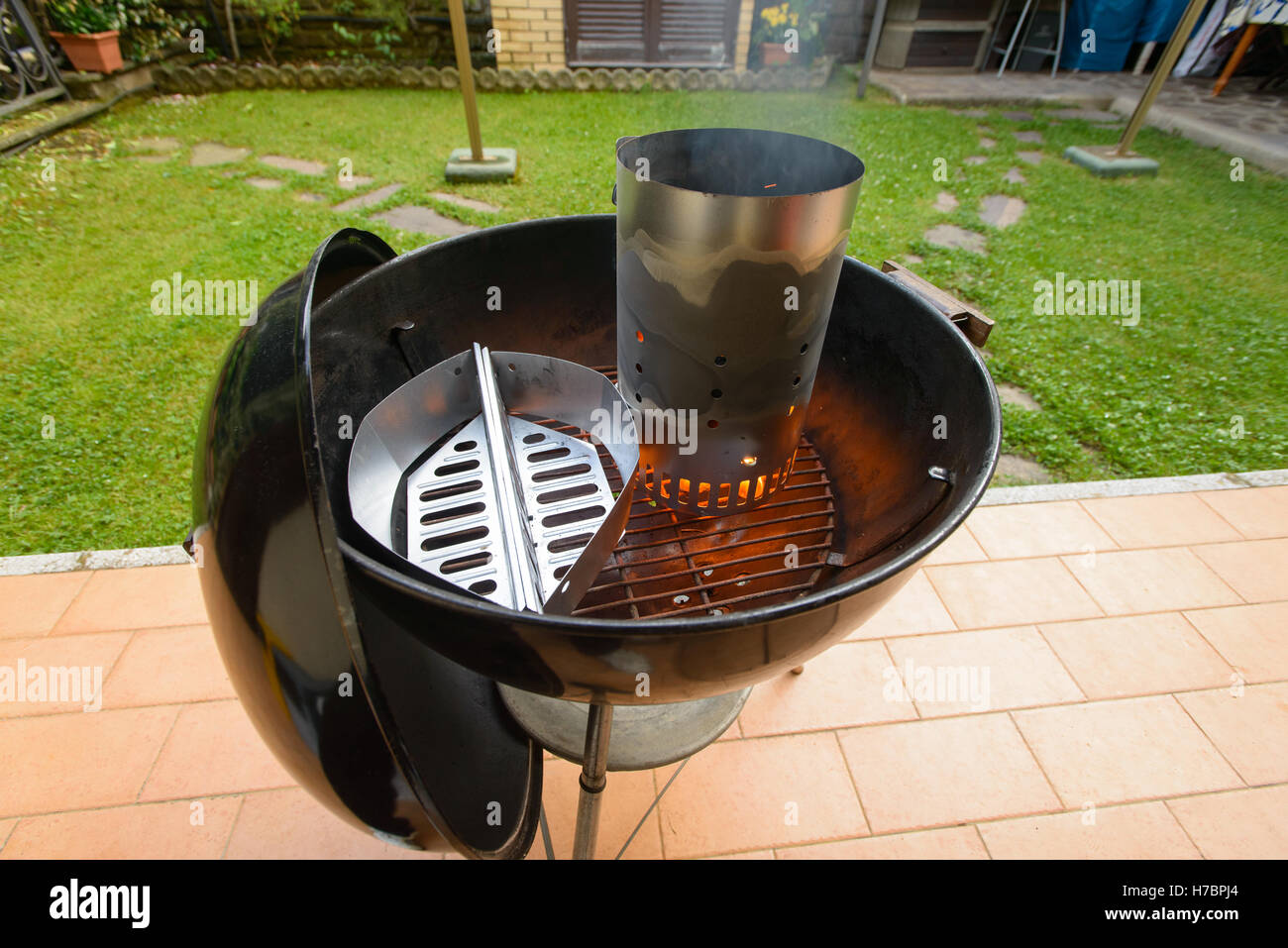 La préparation d'achat et d'un barbecue pour griller la viande Banque D'Images