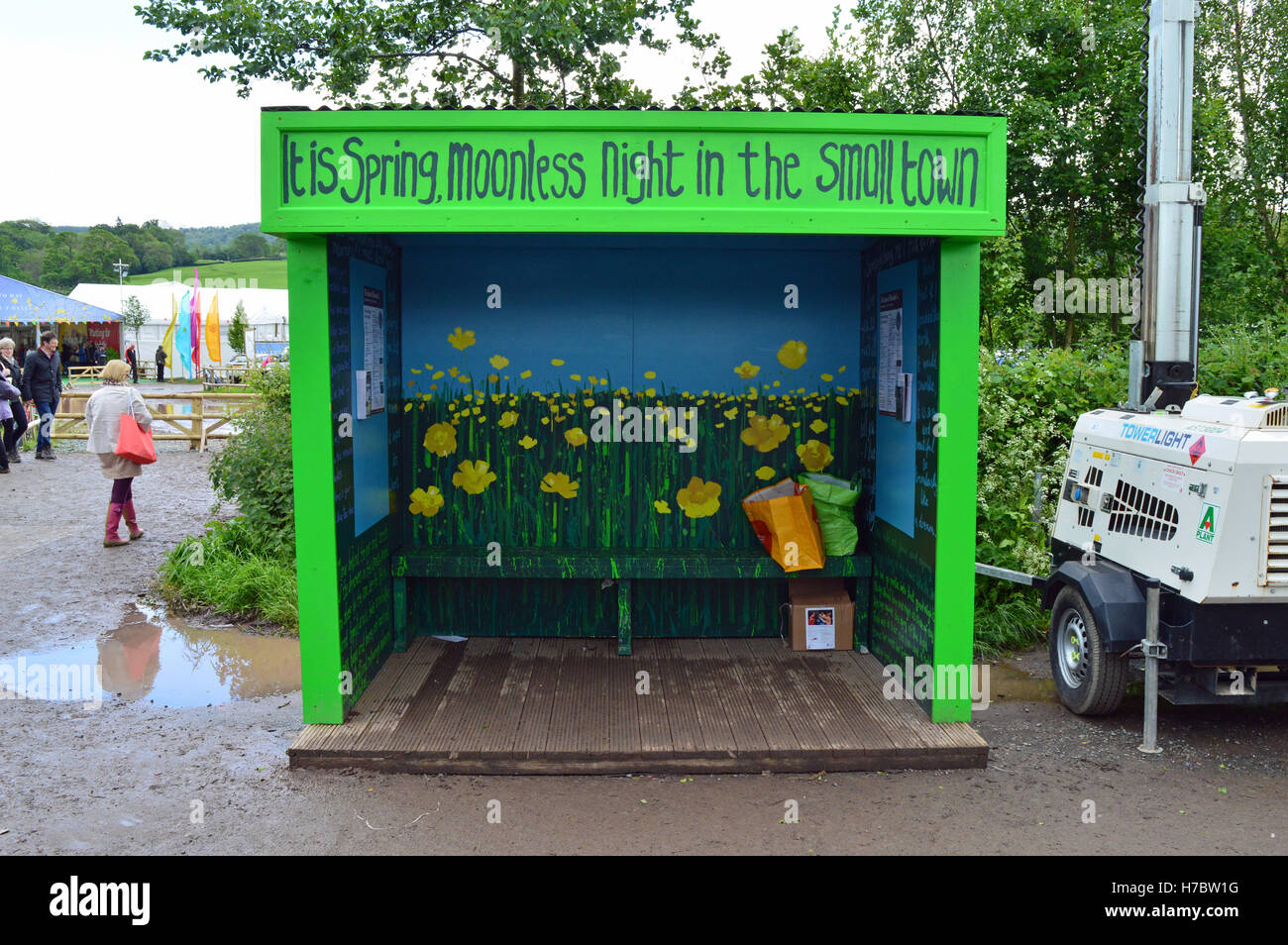 Abri Bus au Hay Festival décoré de citation de sous bois de lait par Dylan Thomas Banque D'Images