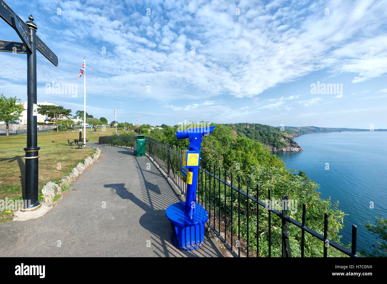 La promenade sur le babbacombe downs au, Torquay, Devon avec télescope et fingerpost parler au premier plan sur une journée ensoleillée. Banque D'Images