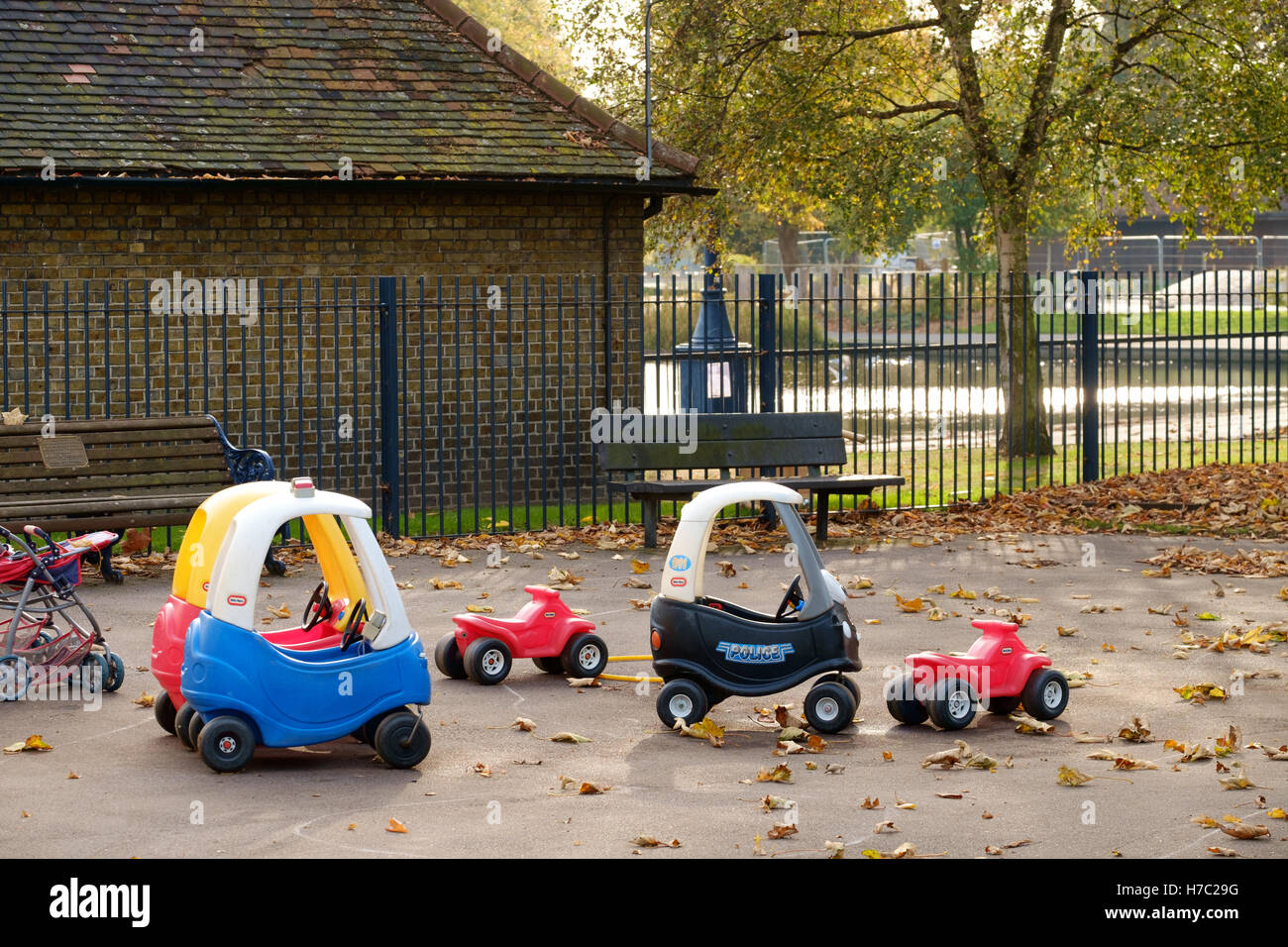 Jeux pour enfants abandonnés dans l'équipement de jeu vide au centre pour enfants par voie terrestre, l'automne, le Parc Victoria est de Londres Banque D'Images