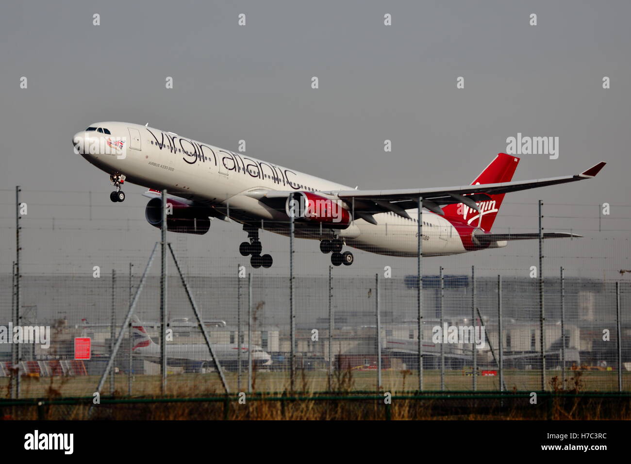 Virgin Atlantic Airbus 330-300 G-VGBR en partant de l'aéroport Heathrow de Londres, UK Banque D'Images