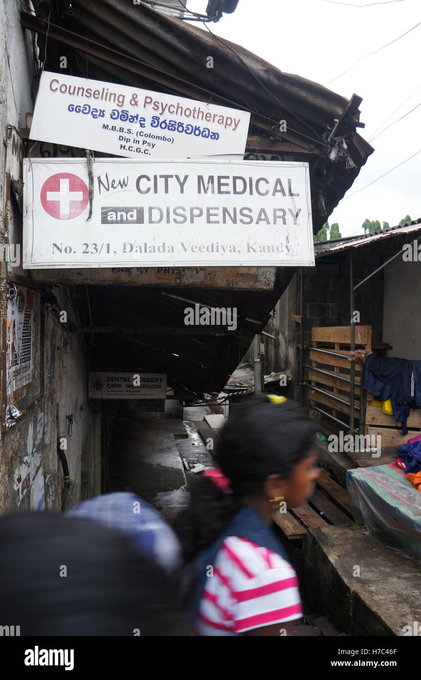 Les plaques de rue d'une publicité et d'un dispensaire médical de counseling et de psychothérapie à Kandy, Sri Lanka Banque D'Images