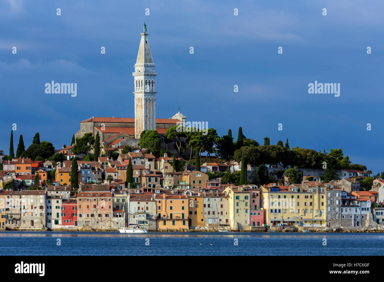 La ville de Rovenj sur la péninsule d'Istrie en Croatie. La ville est également connue par son nom Italien de Rovigno. Banque D'Images