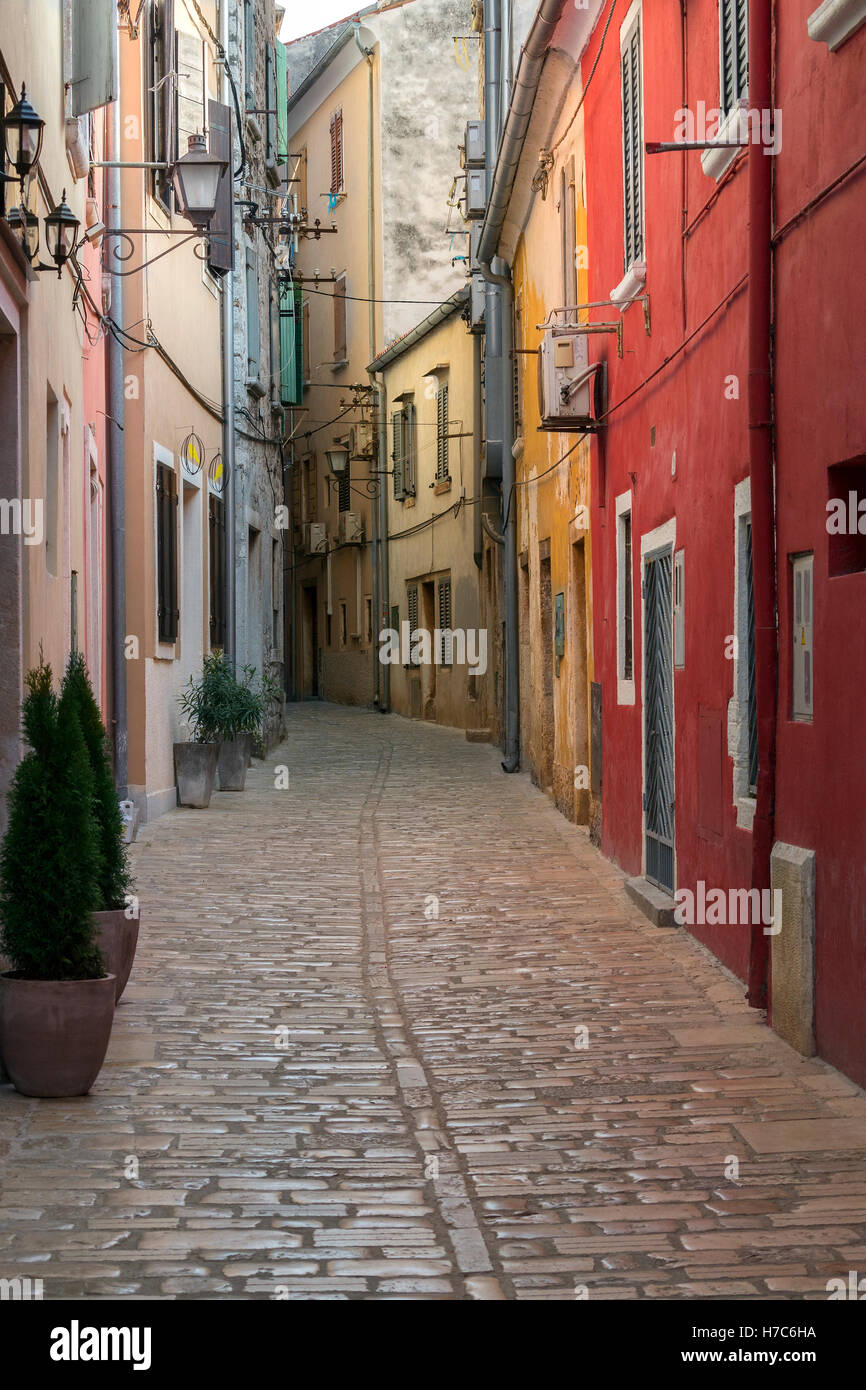 Rue tranquille, avec ses maisons colorées dans la ville de Rovenj sur la péninsule d'Istrie en Croatie. La ville est aussi connue par son Italia Banque D'Images