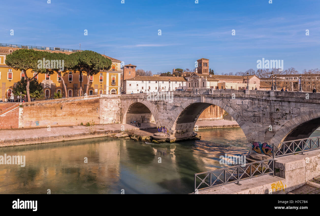 Vieux Pont et Tibre à Rome . Italie Banque D'Images