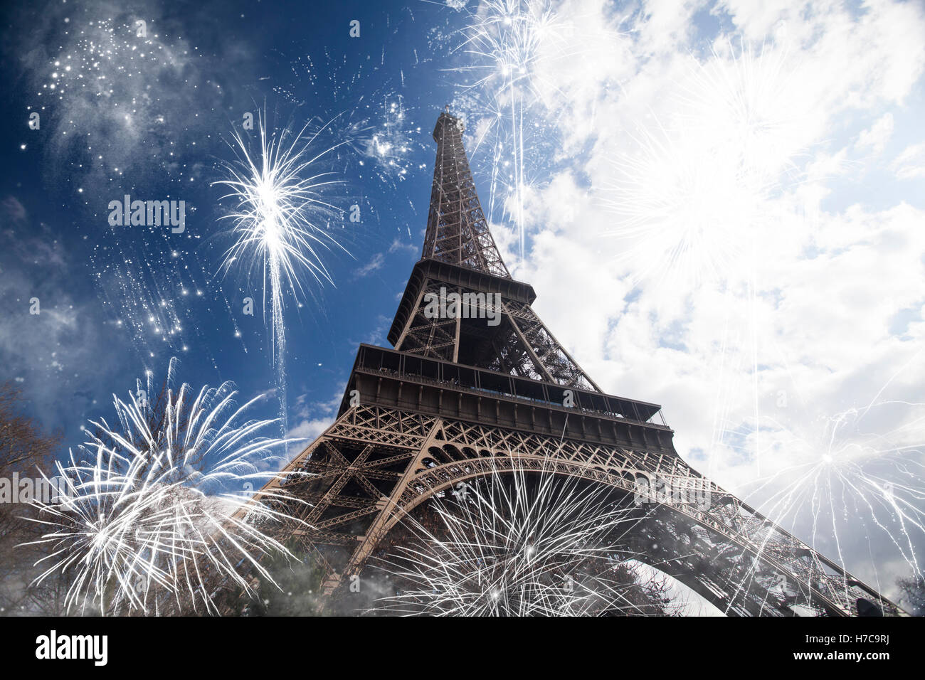Résumé fond de Tour Eiffel avec Fireworks, Paris, France - Nouvel An Banque D'Images