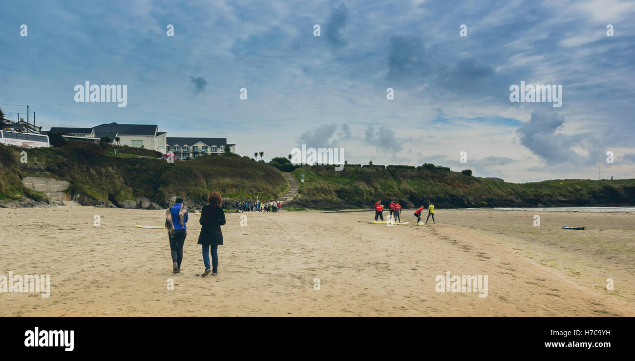 Deux amis, faites une promenade sur un ciel nuageux matin près de la pointe de Clonakilty Clonakilty avec l'hôtel en vue dans l'arrière-plan. Banque D'Images