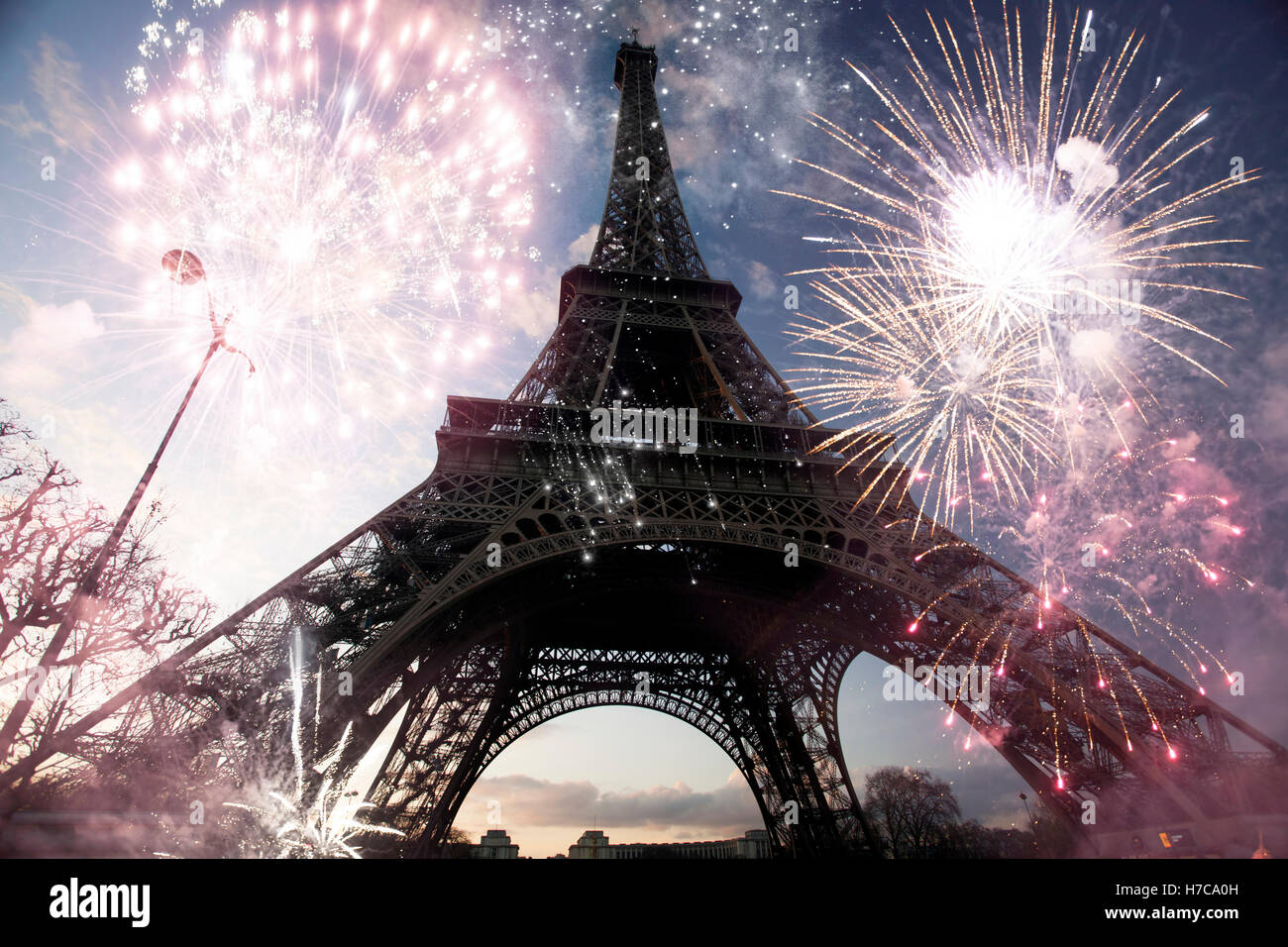 Résumé fond de Tour Eiffel avec Fireworks, Paris, France - Nouvel An Banque D'Images