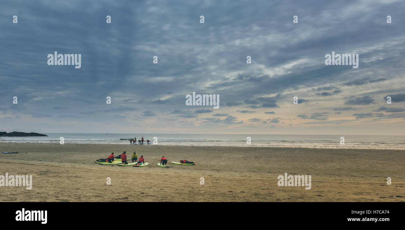 Novice/Amateur/apprentissage surfers soyez prêt à affronter les vagues avec leurs instructeurs sur la plage près de la pointe de Clonakilty Banque D'Images
