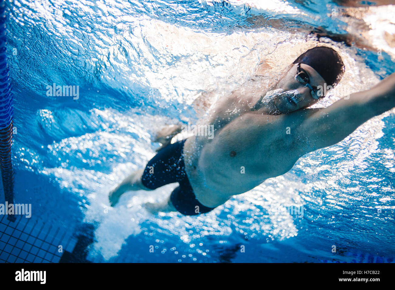 Homme natation l'avant de ramper dans un pool. Underwater Nageur professionnel exerçant pour la course dans la piscine. Banque D'Images