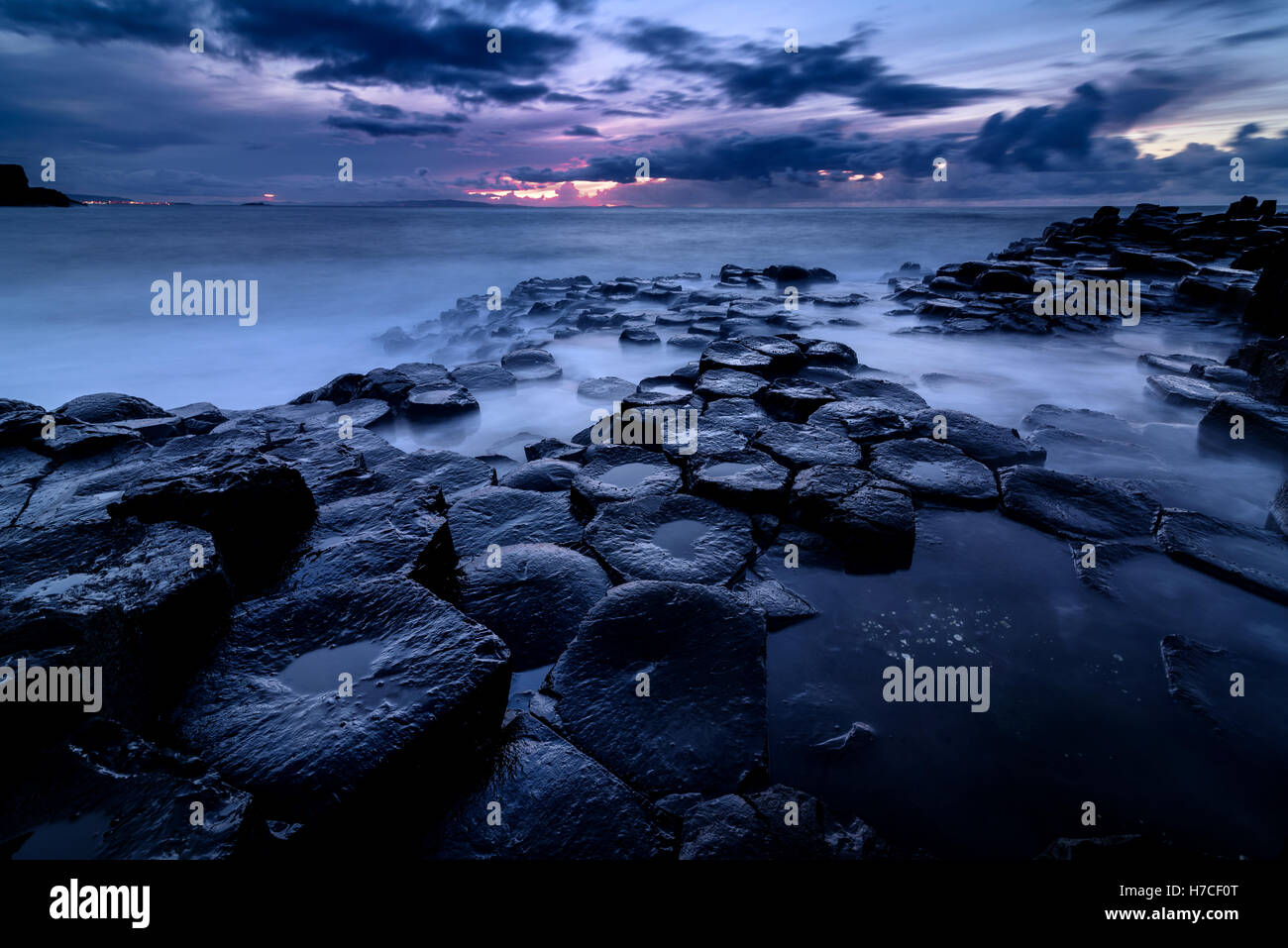 Giant's Causeway, l'Irlande du Nord. Coucher du soleil Banque D'Images