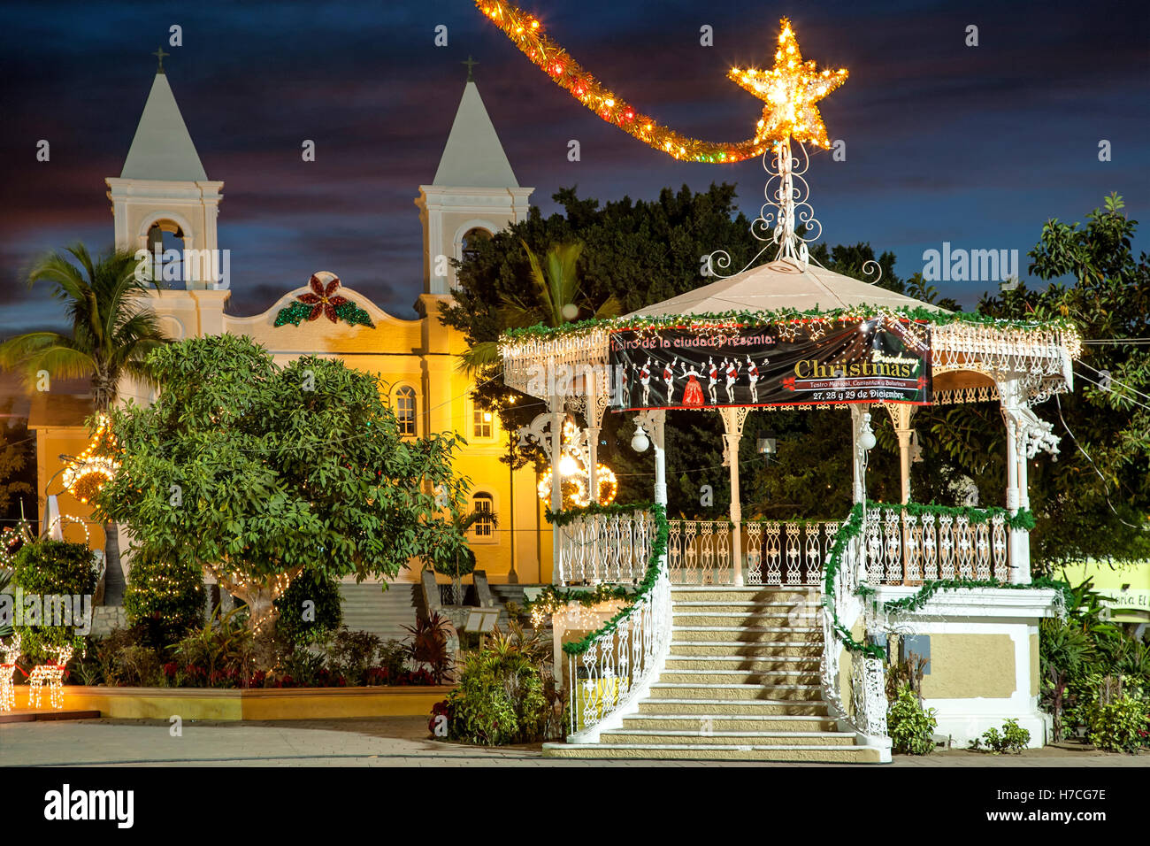 Église de San Jose (ca. 1940) et pavillon, San Jose del Cabo Plaza décorée pour Noël, Baja California Sur, Mexique Banque D'Images