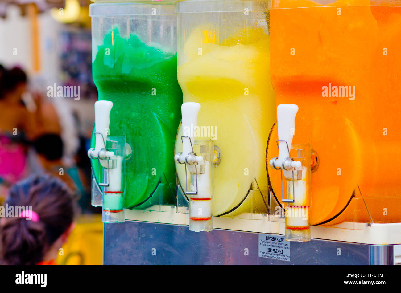 Distributeur de granita goûts d'orange, citron, menthe, smurf, fruit de la passion, prêt pour vous rafraîchir dans les mois chauds. Banque D'Images