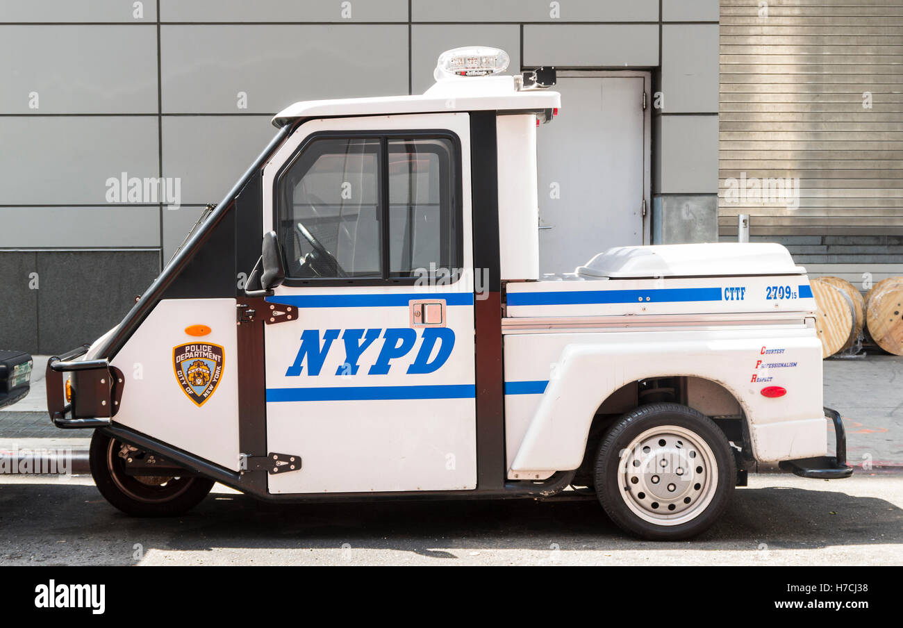 Le nypd (New York Police Department) trois roues buggy voiture garée dans une rue Banque D'Images