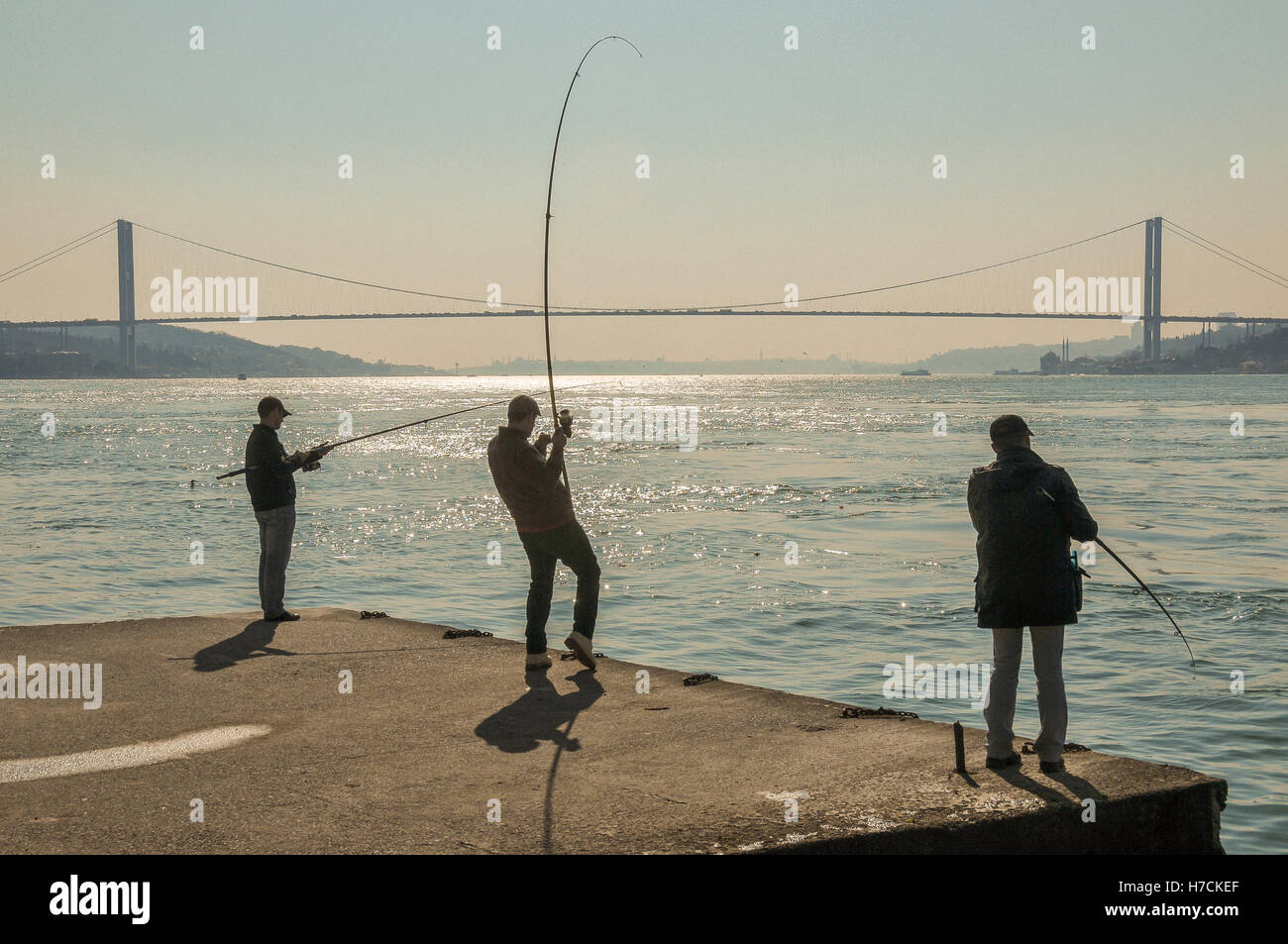 Sur le Bosphore à partir de la rive asiatique. Le premier pont du Bosphore peut être vu dans l'arrière-plan, et la partie historique de l'I Banque D'Images