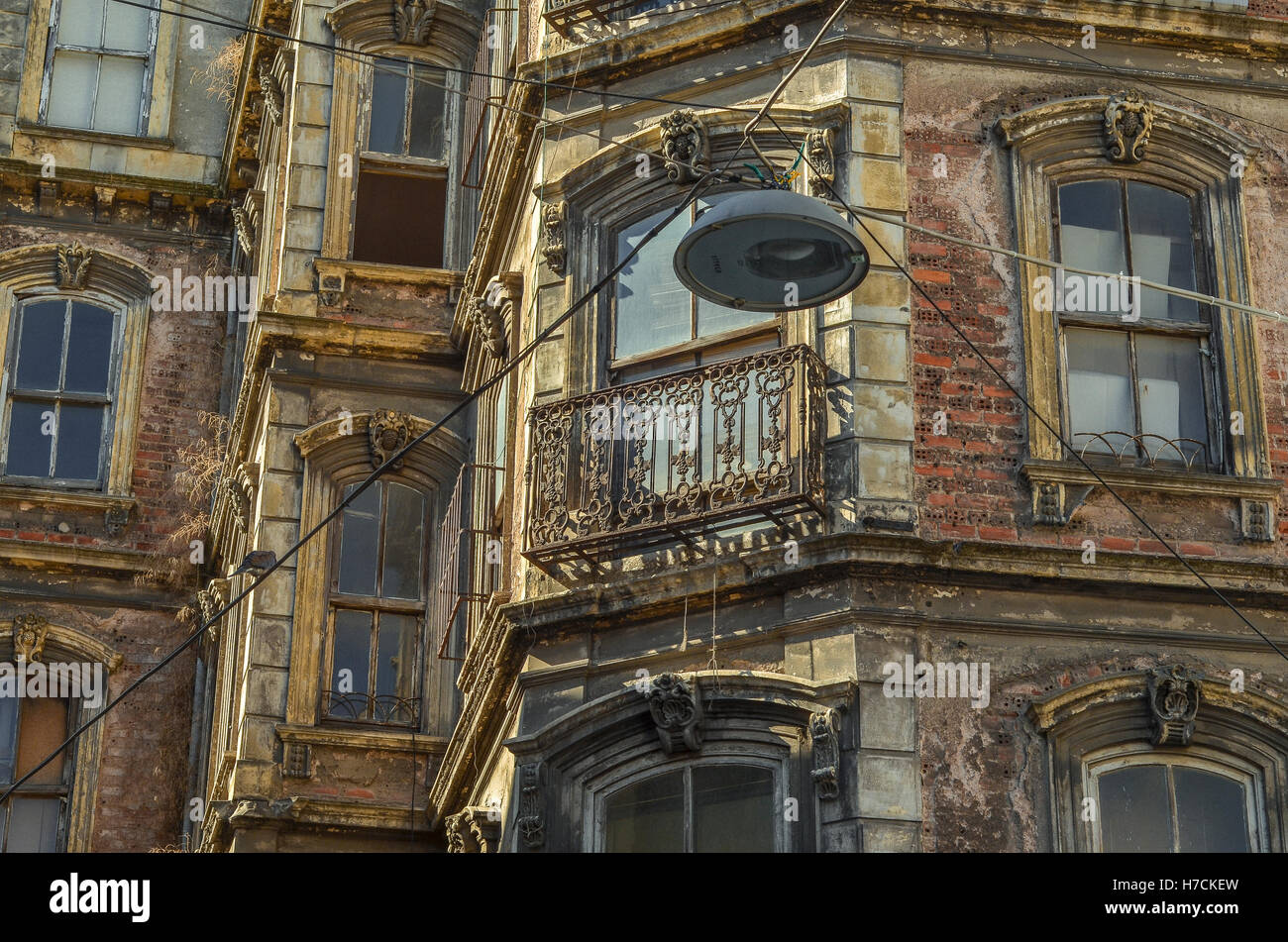 Détail de la façade d'un bâtiment ancien dans le quartier de Beyoglu du centre d''Istanbul. Beaucoup de belles fin du xixe et au début du xxe ce Banque D'Images