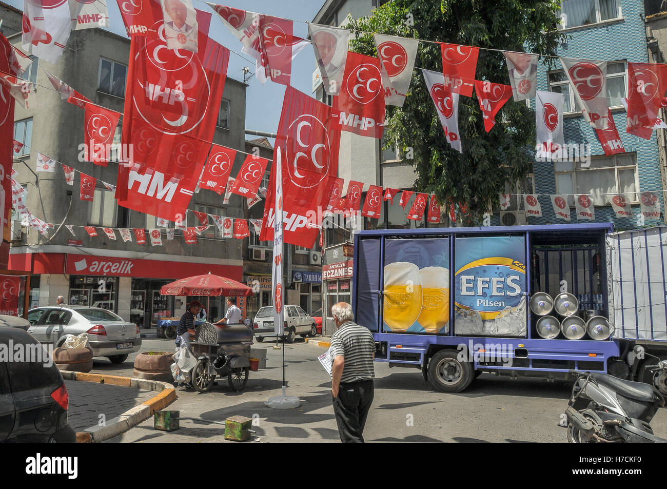 Un camion de livraison de bière sur une rue bordée de la MHP (extrême droite, un parti politique nationaliste) général des drapeaux, à Istanbul. Banque D'Images