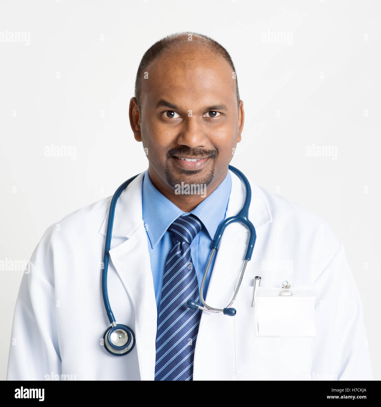 Indien mature doctor smiling Banque D'Images