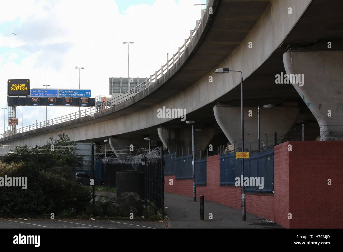 M3 pont sur la rivière Lagan, Belfast. Le pont assure les trafics ferroviaire et routier . Banque D'Images